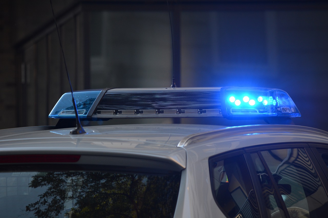 警方通报女生楼顶遭围殴事件，警惕校园暴力，保护青少年安全刻不容缓