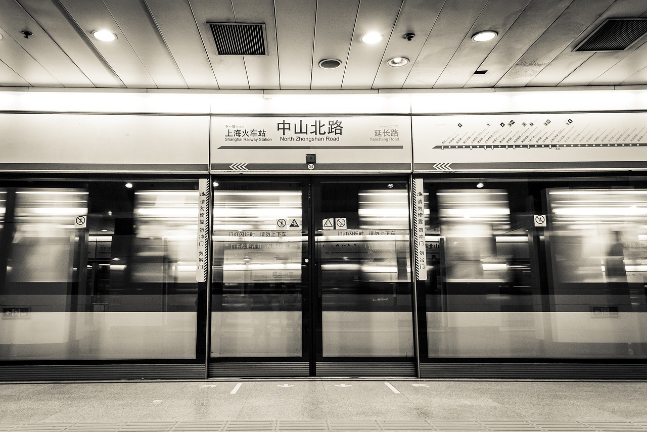 上海地铁，城市脉搏与流动风景的交响乐章