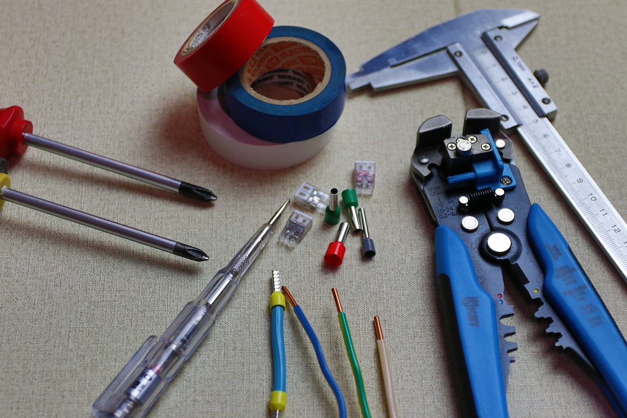 电工钢丝钳，不可或缺的工具及其应用简介